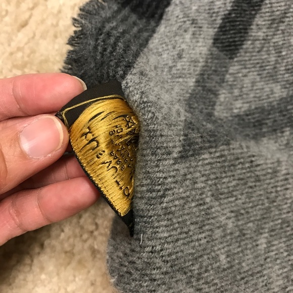 💯 Authentic Louis Vuitton scarf - Picture 7 of 7